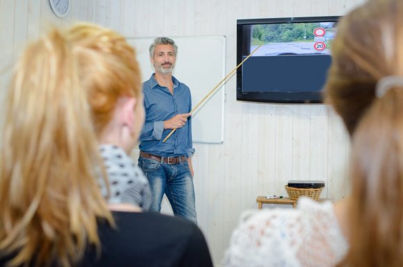 Apprendre le code de la route en auto-école - Saint-Pierre - CER Saint-Pierre